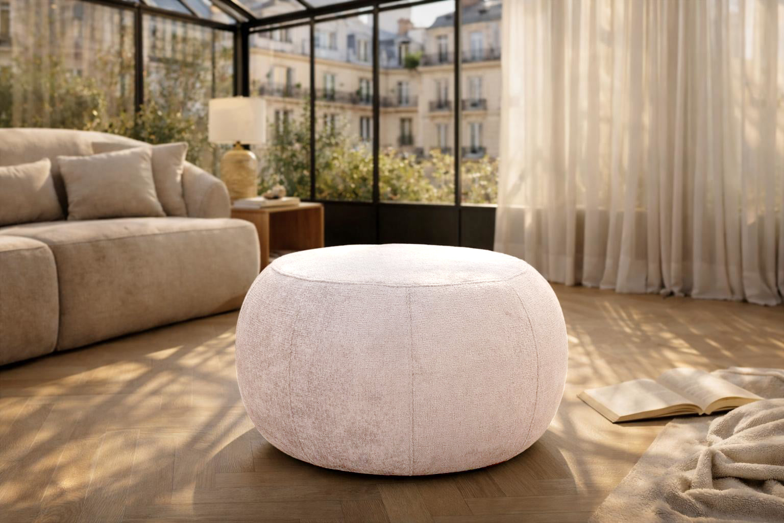 Pouf Verrerie en tissu chenille beige Paname Avenue, dans un décor inspire au quartier parisien