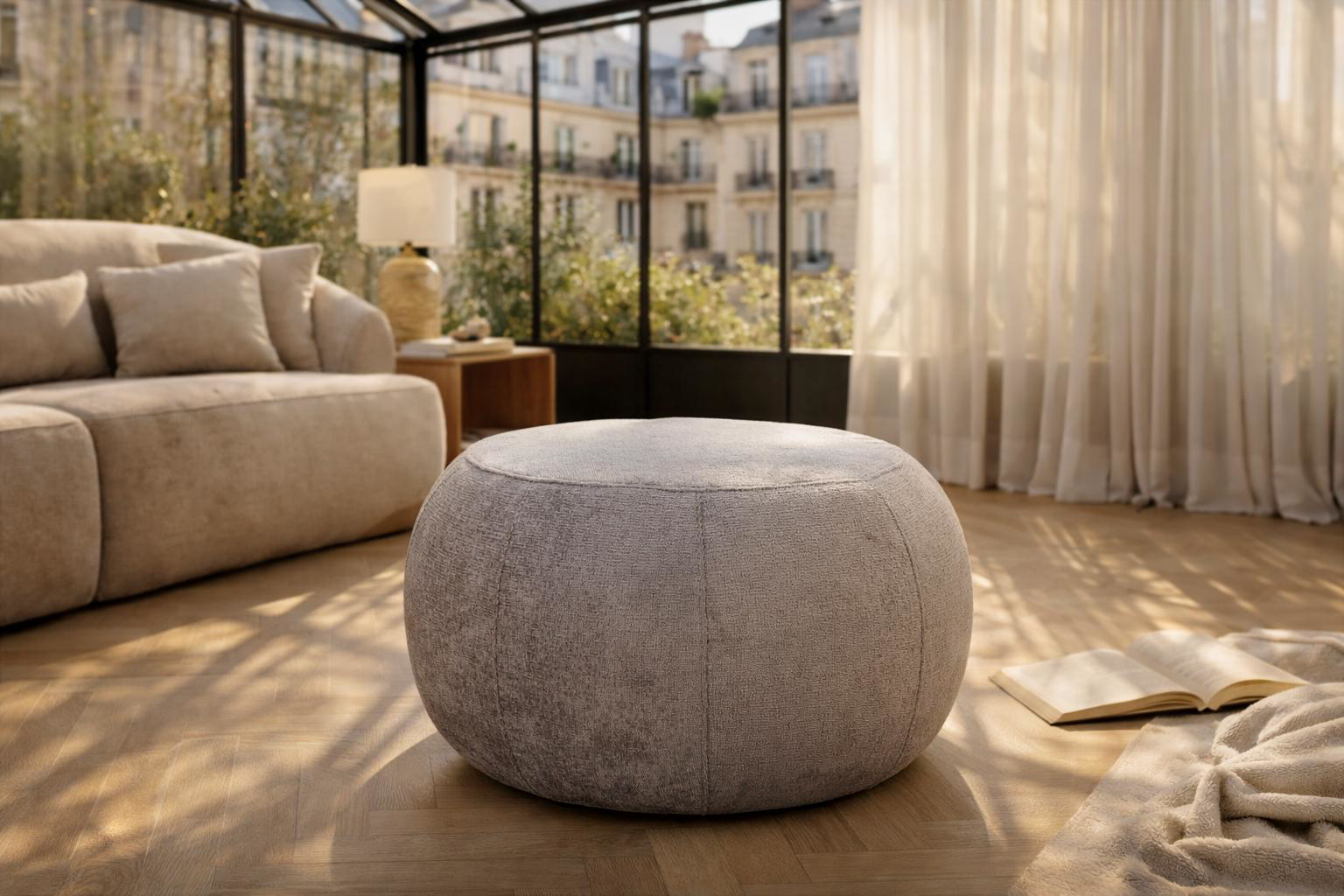 Pouf Verrerie en tissu chenille gris Paname Avenue, dans un décor inspire au quartier parisien