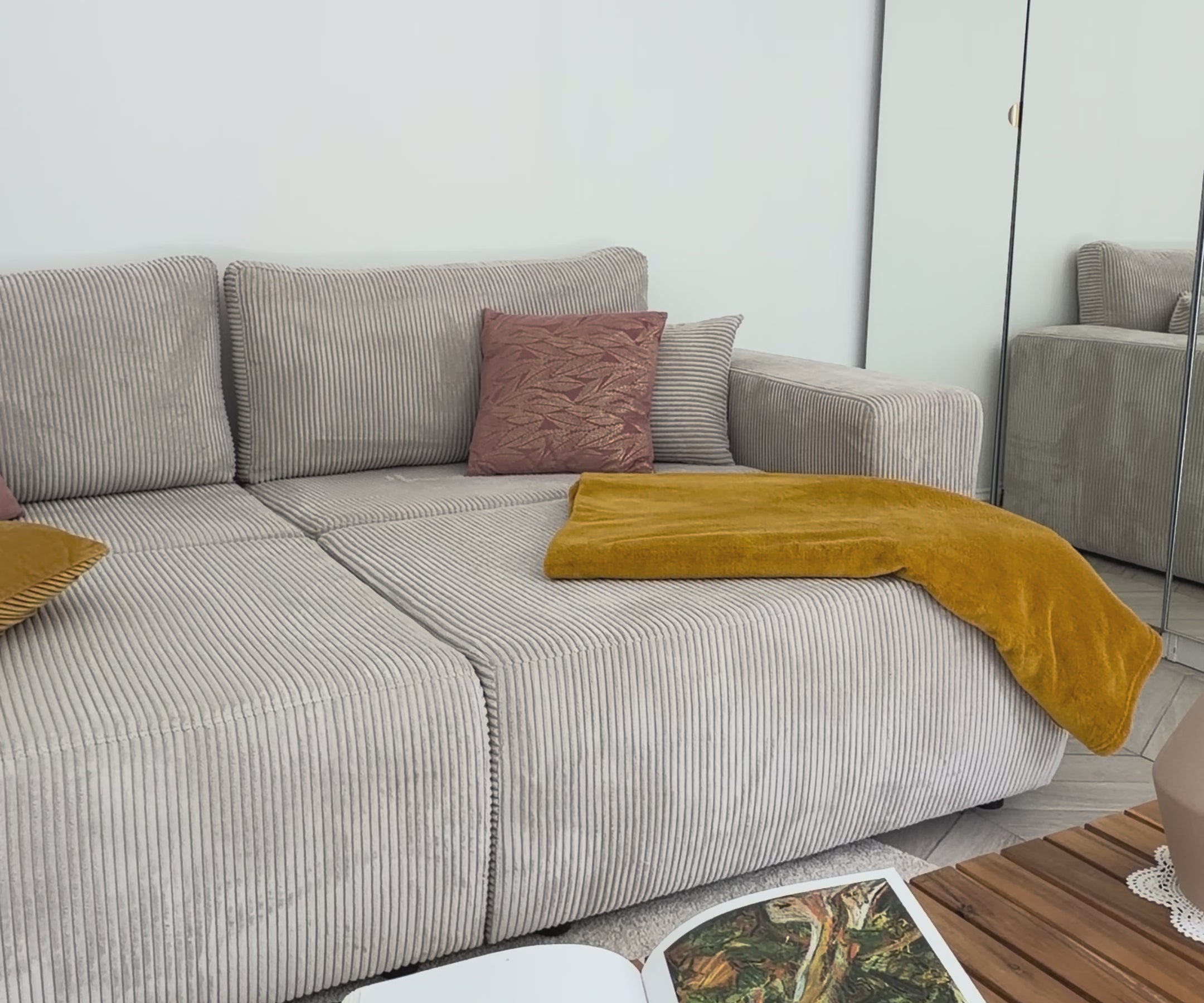 Vidéo d'une cliente nous montrant son canapé barres en petit velours côtelé beige en situation convertible pour un couchage de 140*190 cm.
