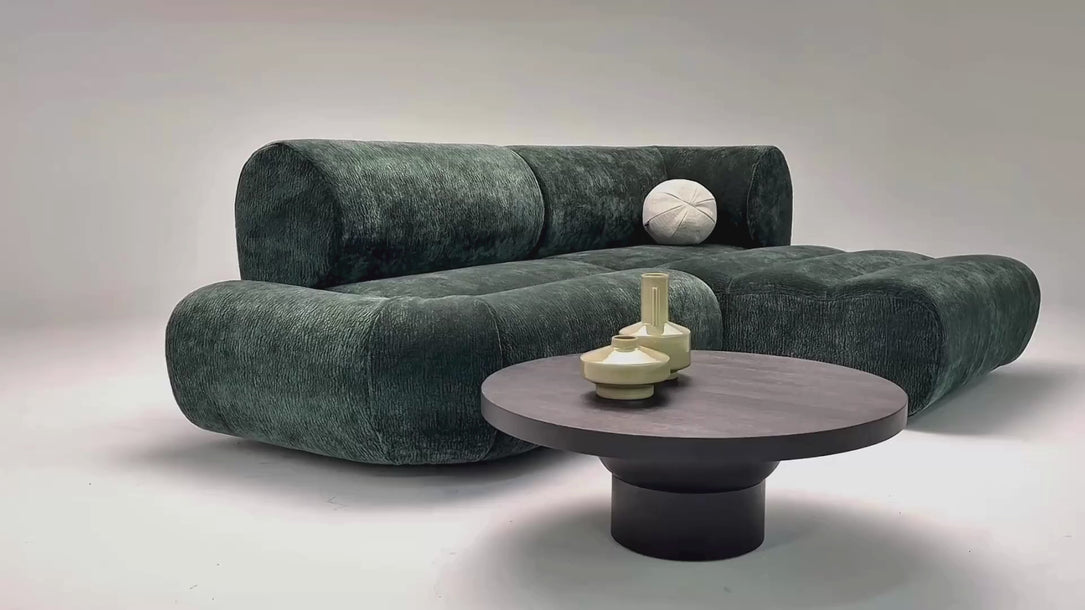 Vidéo de présentation du canapé d'angle Saint Denis en tissu chenille vert, filmé en studio photo. Cette démonstration met en avant le design, les proportions, les accoudoirs et la qualité du revêtement.