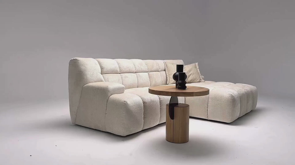 Vidéo de présentation du canapé d'angle Caire en tissu chenille beige, filmé en studio photo. Cette démonstration met en avant le design, les proportions, les accoudoirs et la qualité du revêtement