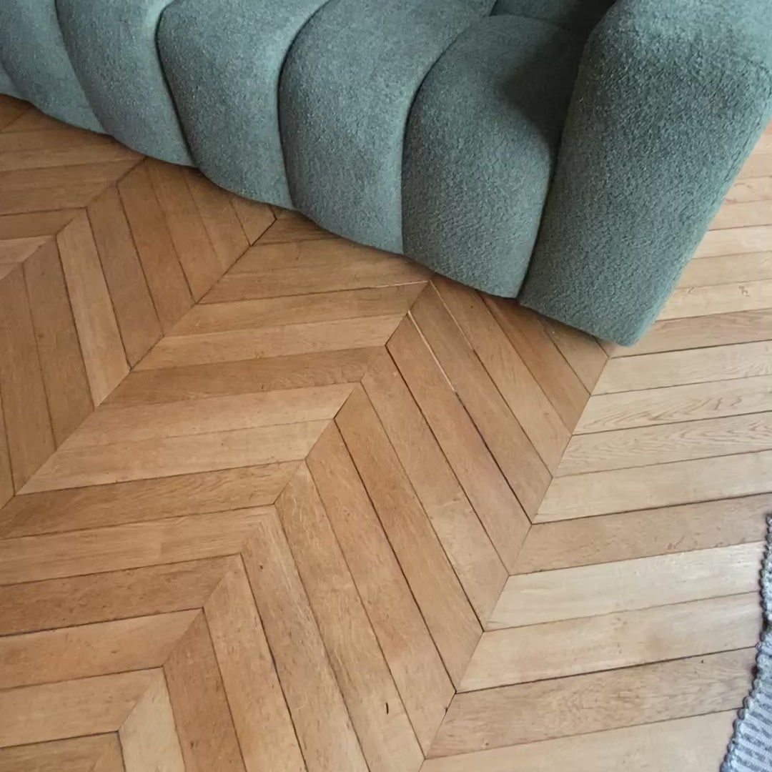 Vidéo retour client du canapé droit Colonel-Driant en tissu bouclette vert de chez Paname Avenue dans leur salon une fois installé.