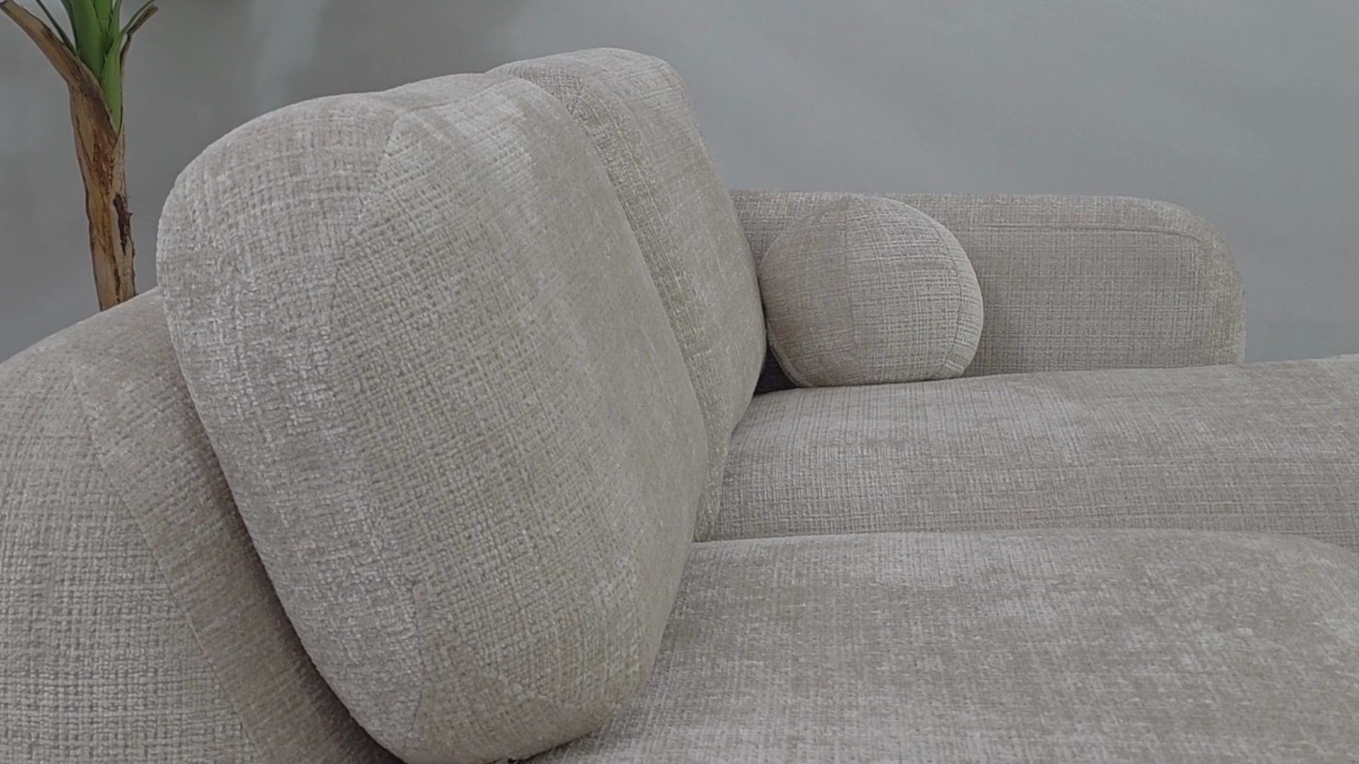 Vidéo de présentation du canapé d'angle Clef en tissu chenille beige, filmé en studio photo. Cette démonstration met en avant le design, les proportions, les accoudoirs et la qualité du revêtement.