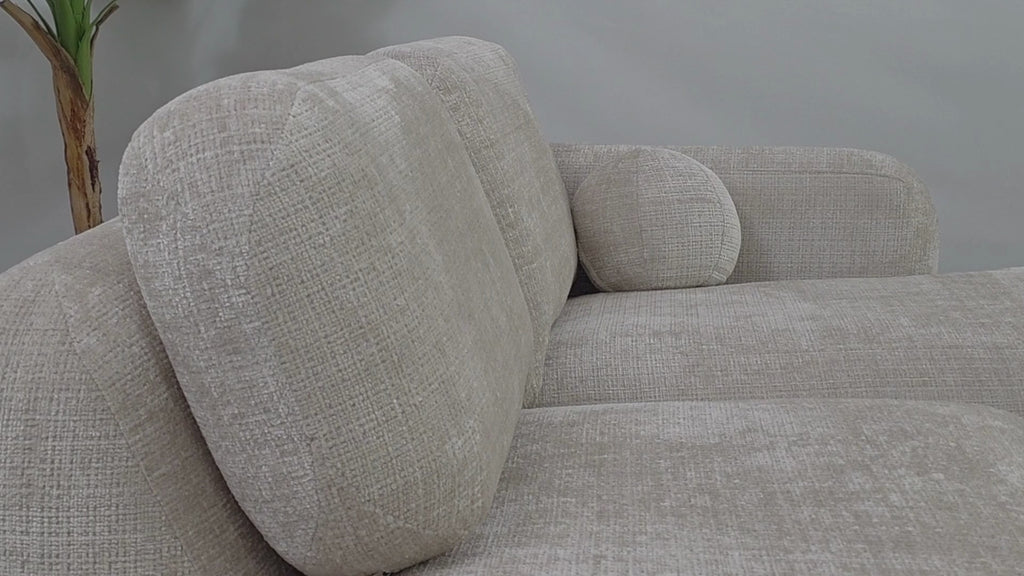 Vidéo de présentation du canapé d'angle Clef en tissu chenille beige, filmé en studio photo. Cette démonstration met en avant le design, les proportions, les accoudoirs et la qualité du revêtement.
