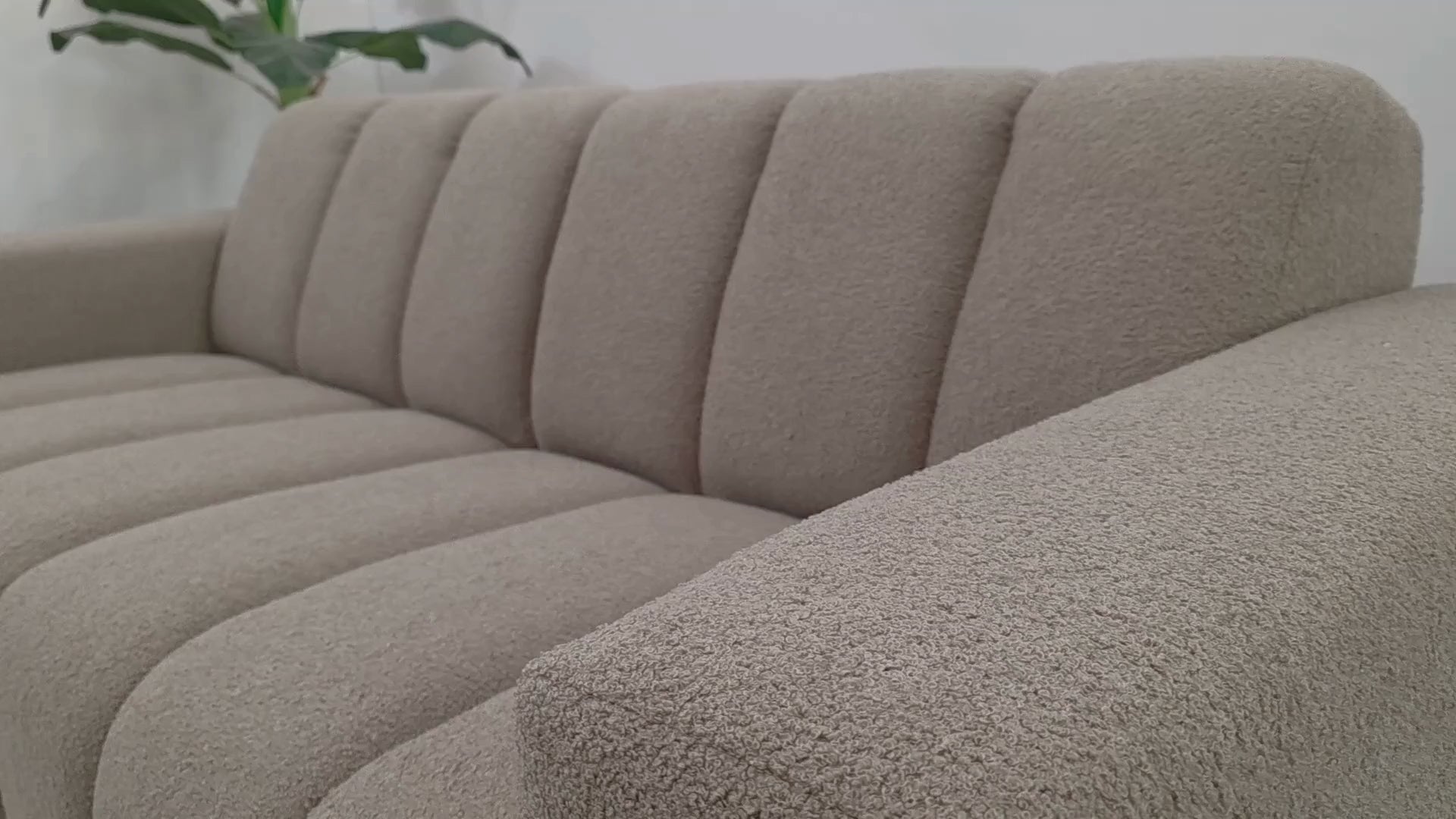 Vidéo de présentation du canapé droit Mazarine en tissu bouclette taupe, filmé en studio photo. Cette démonstration met en avant le design, les proportions, les accoudoirs et la qualité du revêtement.