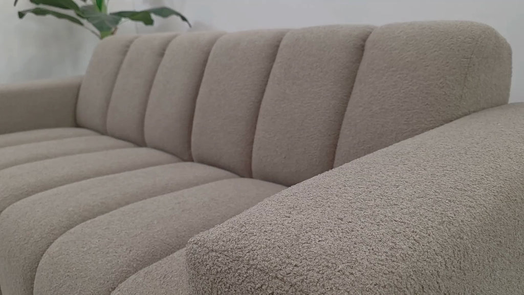 Vidéo de présentation du canapé droit Mazarine en tissu bouclette taupe, filmé en studio photo. Cette démonstration met en avant le design, les proportions, les accoudoirs et la qualité du revêtement.