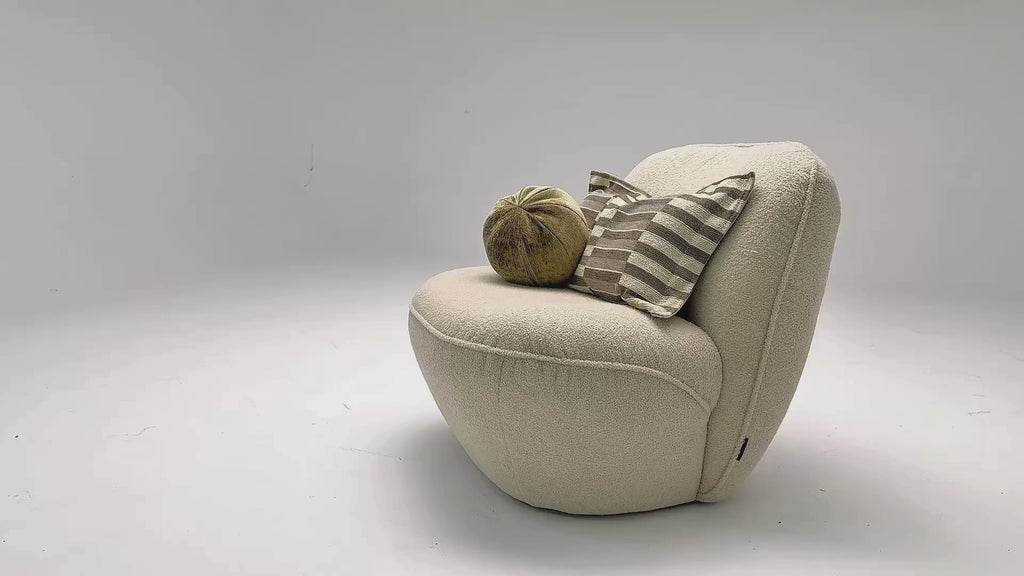 Vidéo de présentation du fauteuil Louvre en tissu bouclette beige, filmé en studio photo. Cette démonstration met en avant le design, les proportions, les accoudoirs et la qualité du revêtement.