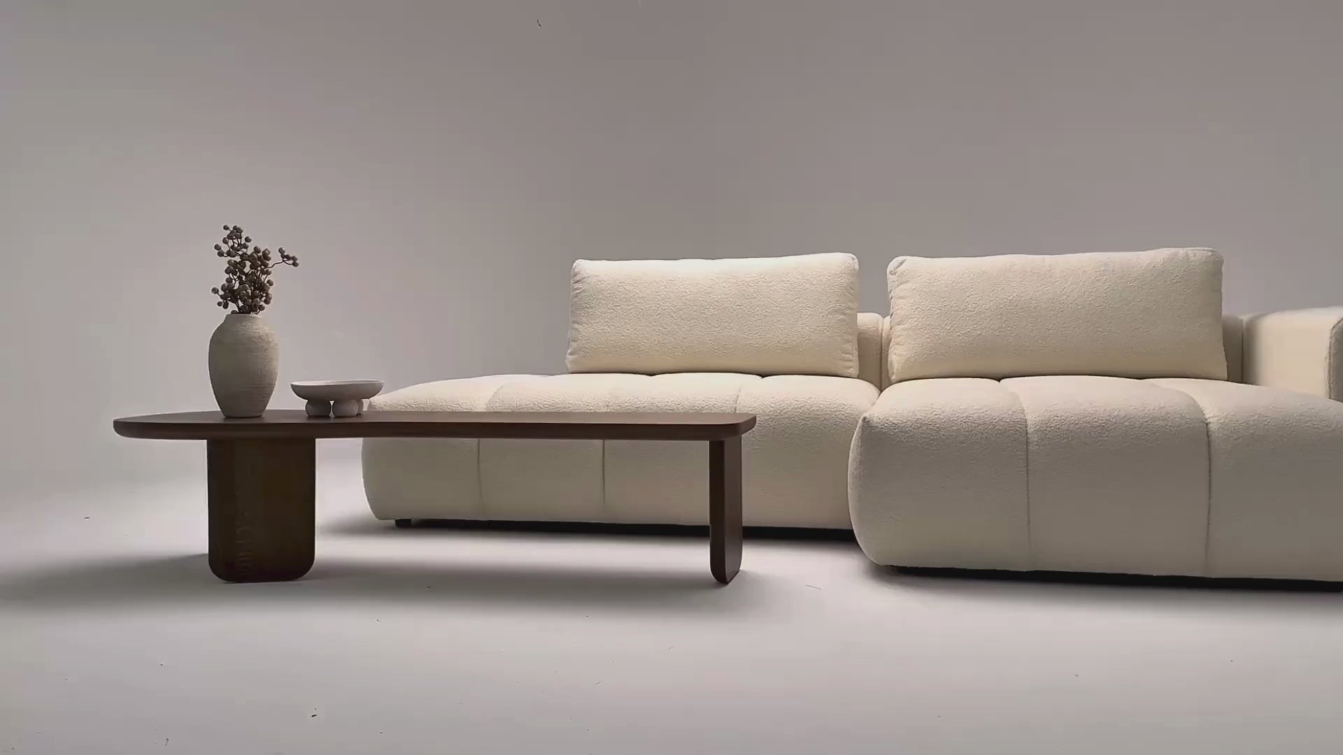 Vidéo de présentation du canapé d'angle  Montagne-Sainte-Geneviève en tissu bouclette beige, filmé en studio photo. Cette démonstration met en avant le design, les proportions, les accoudoirs et la qualité du revêtement.