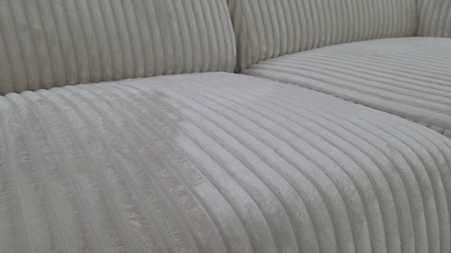 Vidéo de présentation du canapé d'angle droit Bruxelles en tissu gros velours côtelé beige, filmé en studio photo. Cette démonstration met en avant le design, les proportions, les accoudoirs et la qualité du revêtement.