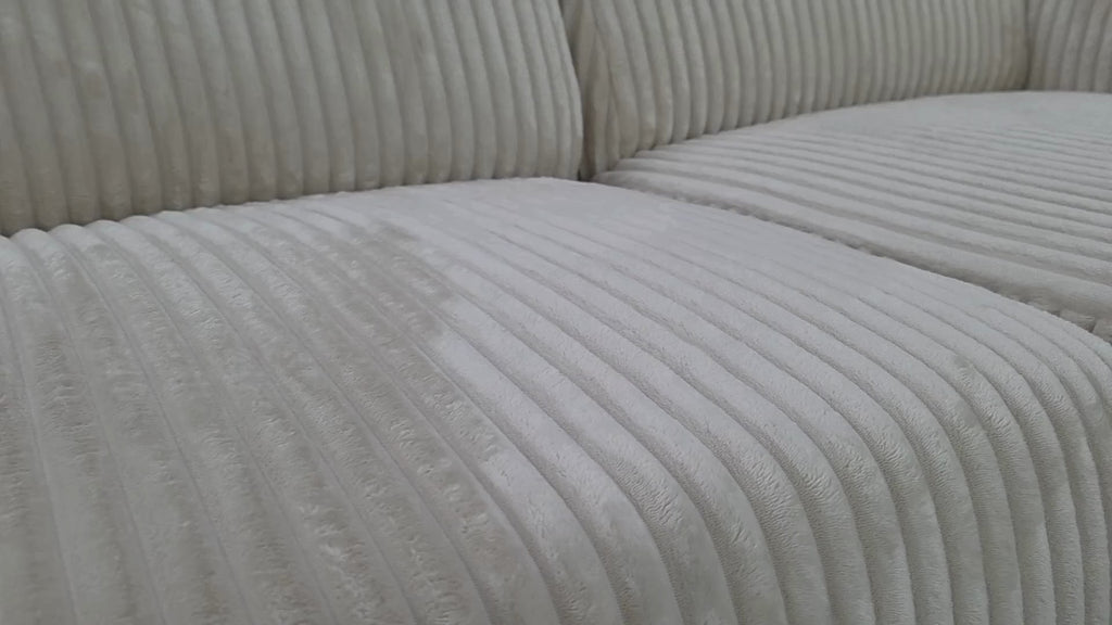 Vidéo de présentation du canapé d'angle droit Bruxelles en tissu gros velours côtelé beige, filmé en studio photo. Cette démonstration met en avant le design, les proportions, les accoudoirs et la qualité du revêtement.
