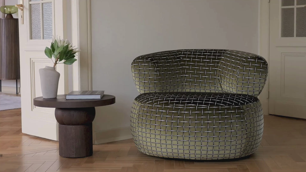 Vidéo de présentation du fauteuil Montorgueil en tissu velours vert olive, filmé en studio photo. Cette démonstration met en avant le design, les proportions, les accoudoirs et la qualité du revêtement.