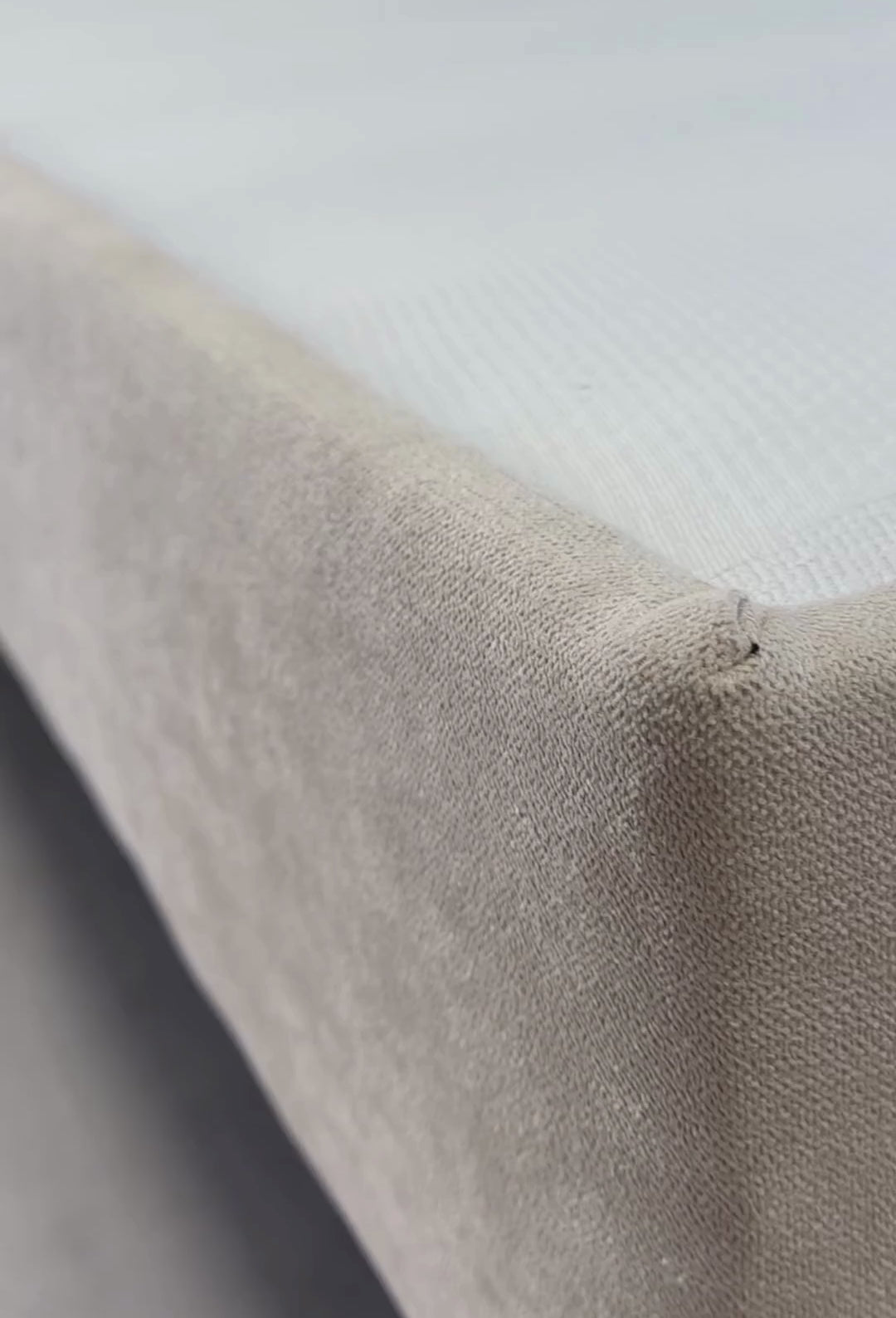 Vidéo du tissu chenille du sommier tapissier Richard Lenoir de chez Paname Avenue