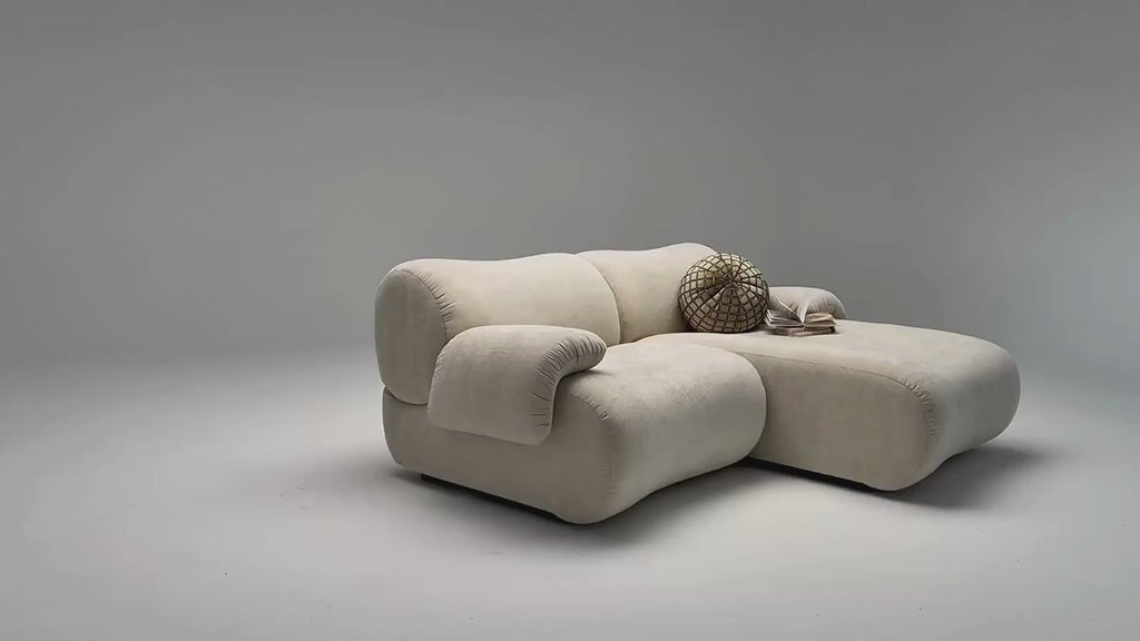 Vidéo de présentation du canapé d'angle Pot-de-Fer en tissu chenille beige, filmé en studio photo. Cette démonstration met en avant le design, les proportions, les accoudoirs et la qualité du revêtement.