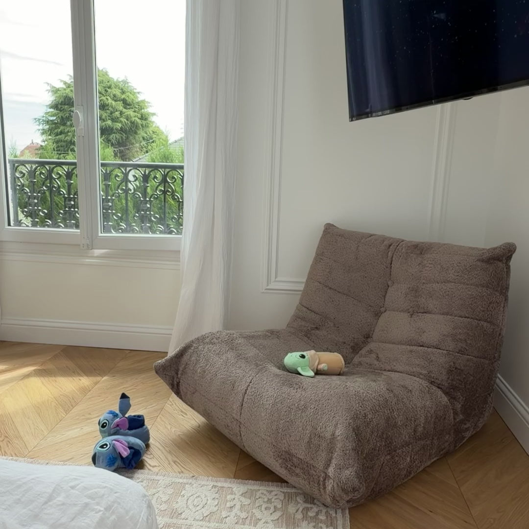 Fauteuil Moret en tissu chenille taupe de chez Paname Avenue - fauteuil lounge confortable dans une chambre moderne avec parquet chevron - vidéo retour client