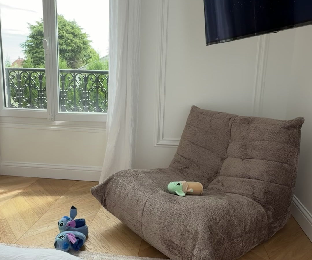 Fauteuil Moret en tissu chenille taupe de chez Paname Avenue - fauteuil lounge confortable dans une chambre moderne avec parquet chevron - vidéo retour client
