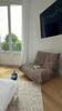 Fauteuil Moret en tissu chenille taupe de chez Paname Avenue - fauteuil lounge confortable dans une chambre moderne avec parquet chevron - vidéo retour client