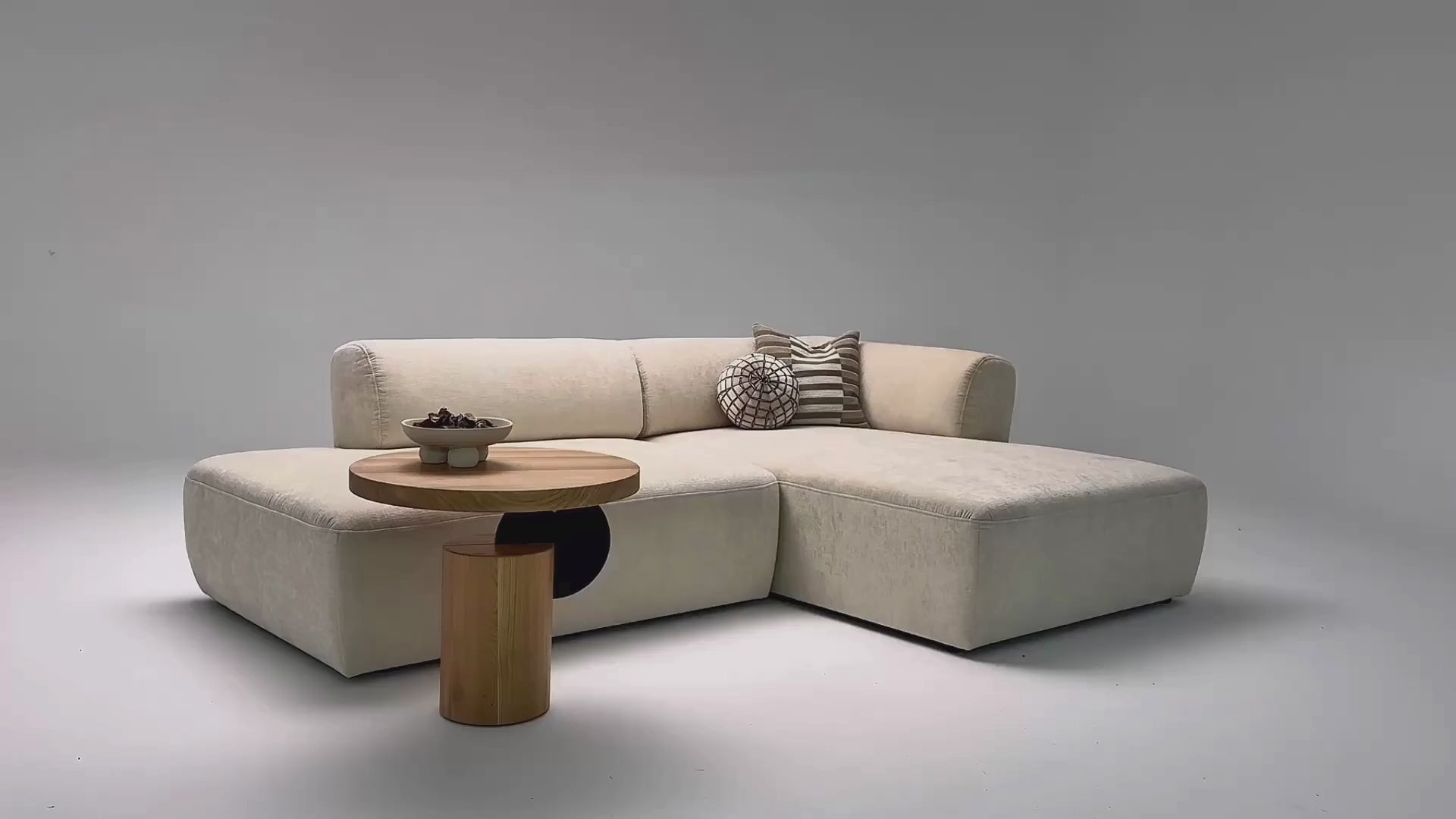 Vidéo de présentation du canapé d'angle Lancry en tissu chenille beige, filmé en studio photo. Cette démonstration met en avant le design, les proportions, les accoudoirs et la qualité du revêtement.