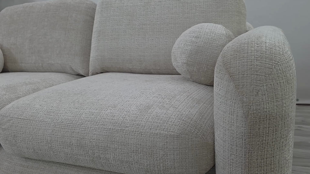 Vidéo de présentation du canapé droit Martel en tissu chenille beige, filmé en studio photo. Cette démonstration met en avant le design, les proportions, les accoudoirs et la qualité du revêtement.