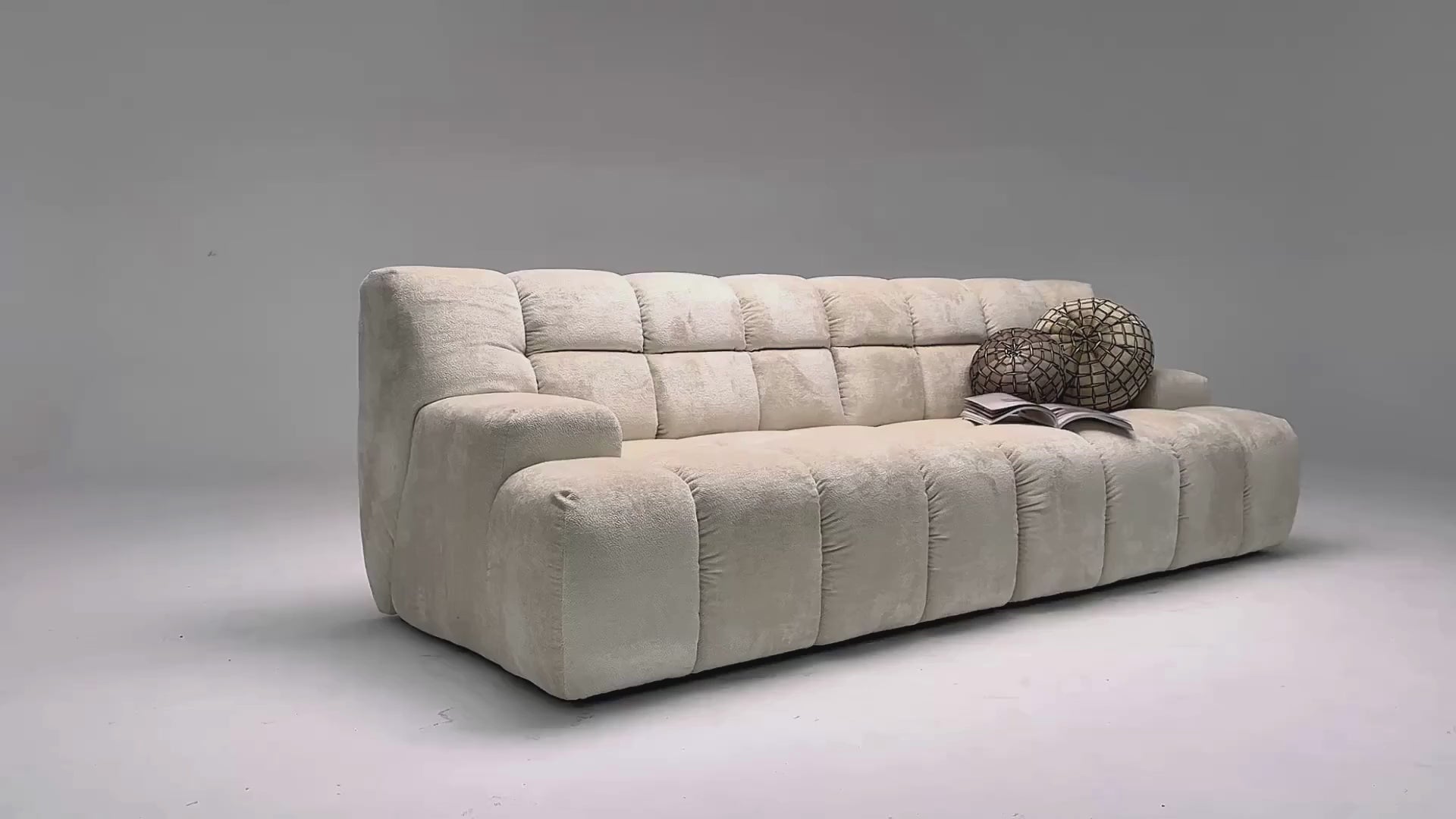 Vidéo de présentation du canapé droit Saint-Honoré en tissu chenille beige, filmé en studio photo. Cette démonstration met en avant le design, les proportions, les accoudoirs et la qualité du revêtement.