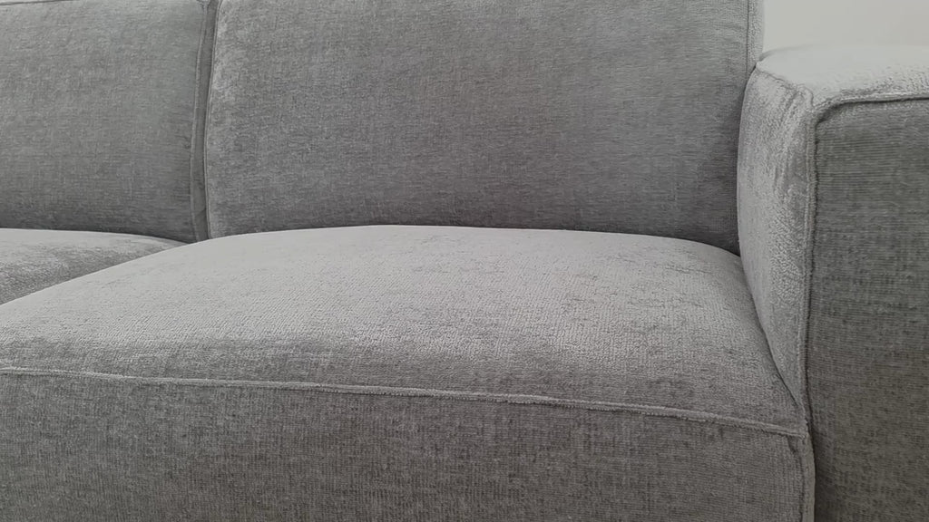Vidéo de présentation du canapé droit Pyramides en tissu chenille gris, filmé en studio photo. Cette démonstration met en avant le design, les proportions, les accoudoirs et la qualité du revêtement.
