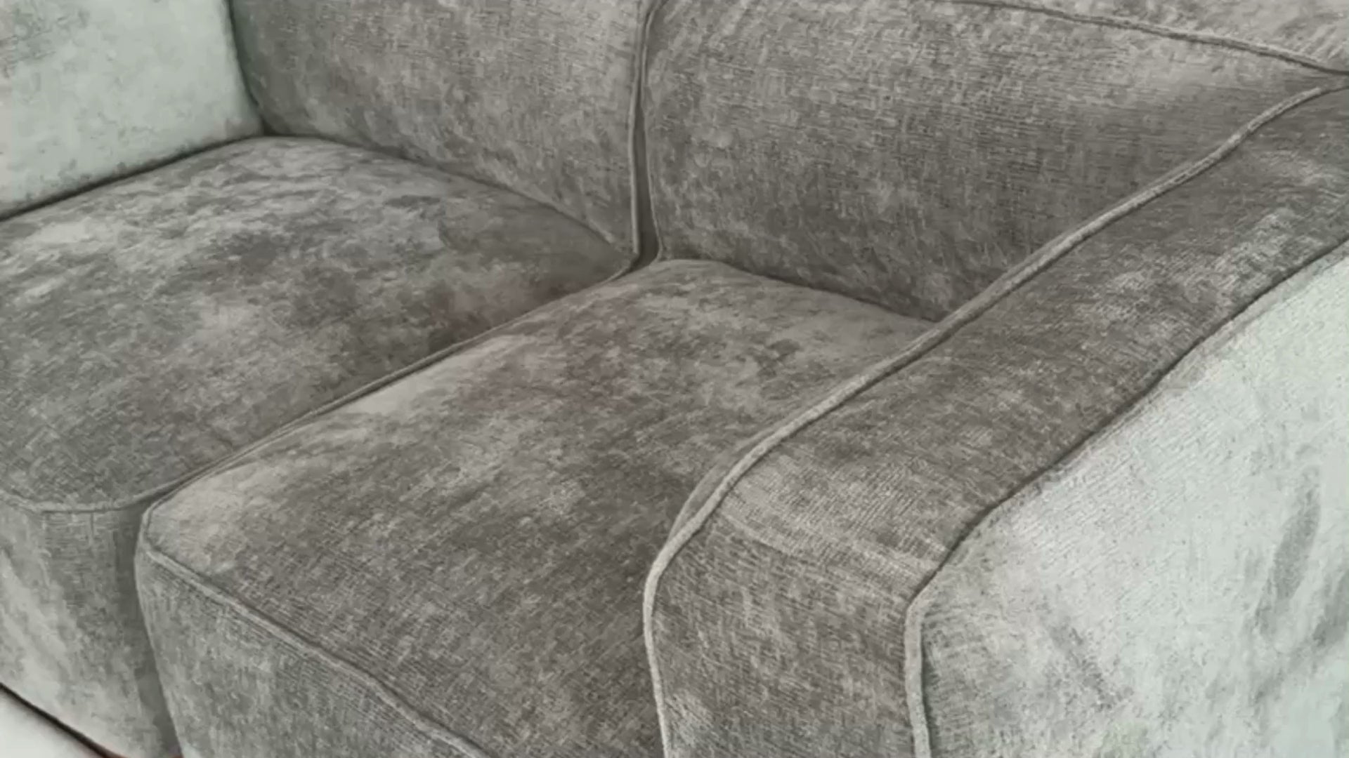 Vidéo de présentation du canapé droit Saint-Maur en tissu chenille gris, filmé en studio photo. Cette démonstration met en avant le design, les proportions, les accoudoirs et la qualité du revêtement.