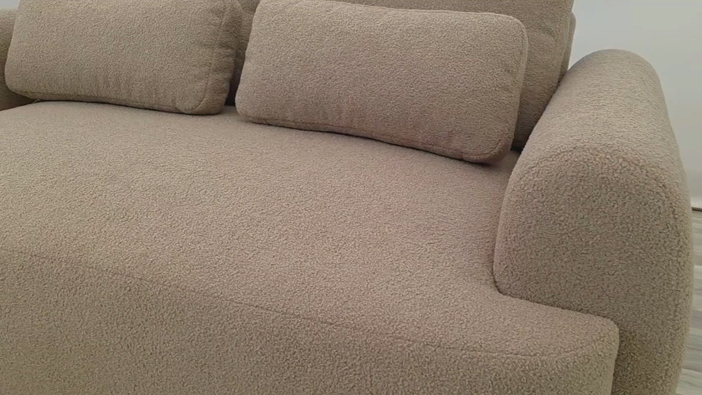 Vidéo de présentation du canapé droit Oberkampf en tissu chenille taupe, filmé en studio photo. Cette démonstration met en avant le design, les proportions, les accoudoirs et la qualité du revêtement.