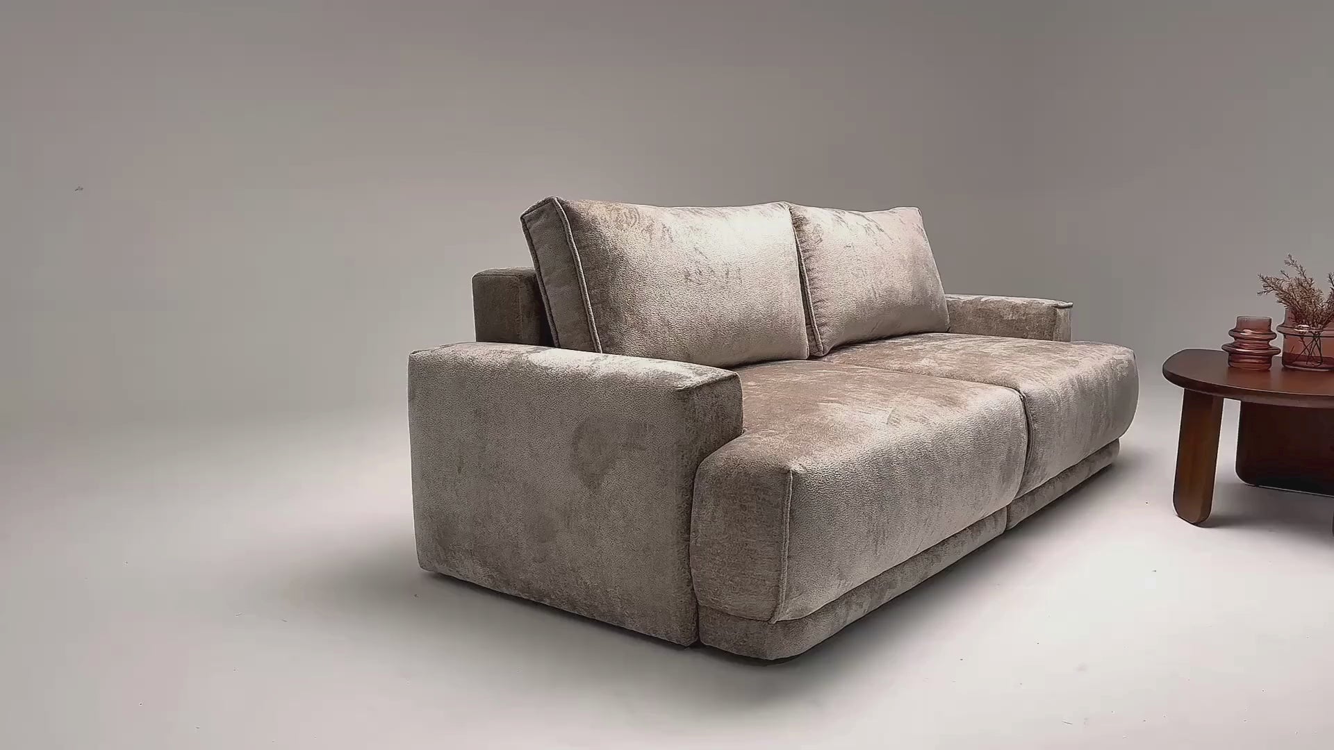 Vidéo de présentation du canapé droit convertible Bonaparte en tissu chenille taupe, filmé en studio photo. Cette démonstration met en avant le design, les proportions, les accoudoirs et la qualité du revêtement.