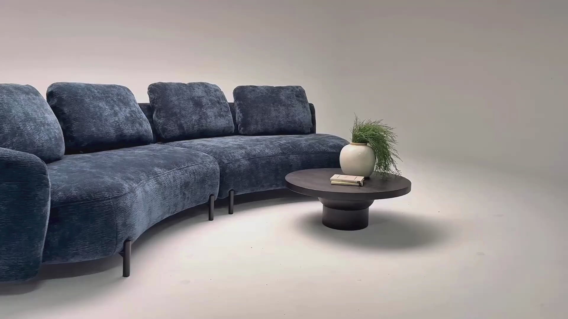 Vidéo de présentation du canapé d'angle Saint-Sauveur en tissu chenille bleu, filmé en studio photo. Cette démonstration met en avant le design, les proportions, les accoudoirs et la qualité du revêtement.