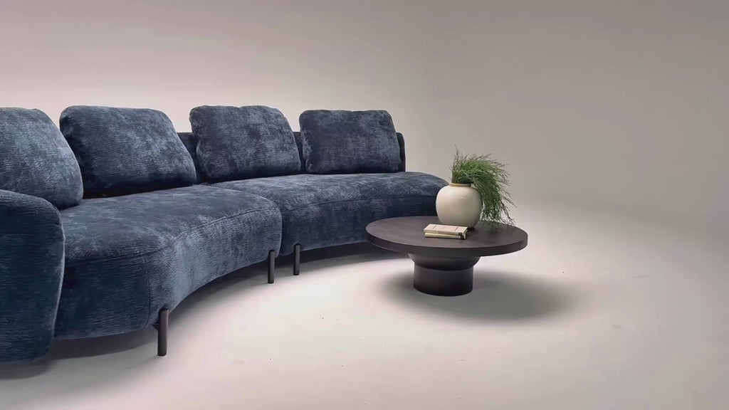 Vidéo de présentation du canapé d'angle Saint-Sauveur en tissu chenille bleu, filmé en studio photo. Cette démonstration met en avant le design, les proportions, les accoudoirs et la qualité du revêtement.