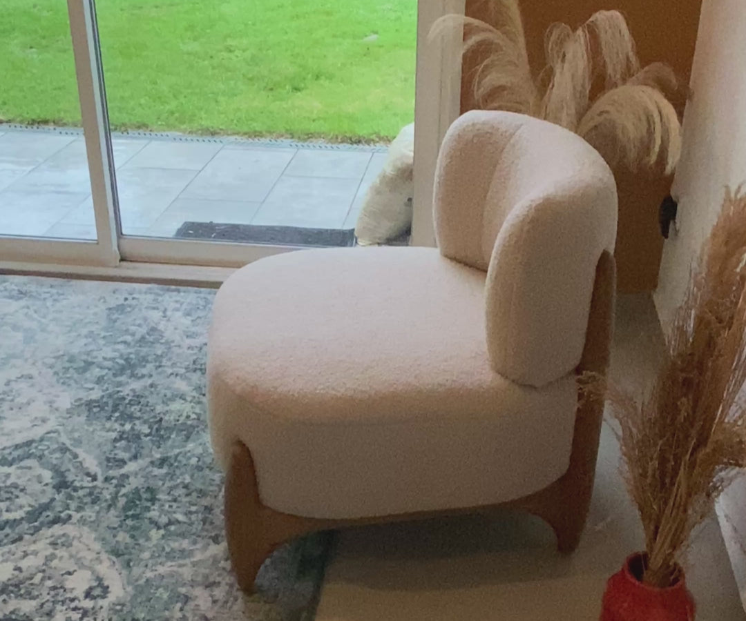 Vidéo d'une cliente filmant dans sa pièce le fauteuil Rivoli en tissu bouclette beige et ses pieds en bois massif de chez Paname Avenue
