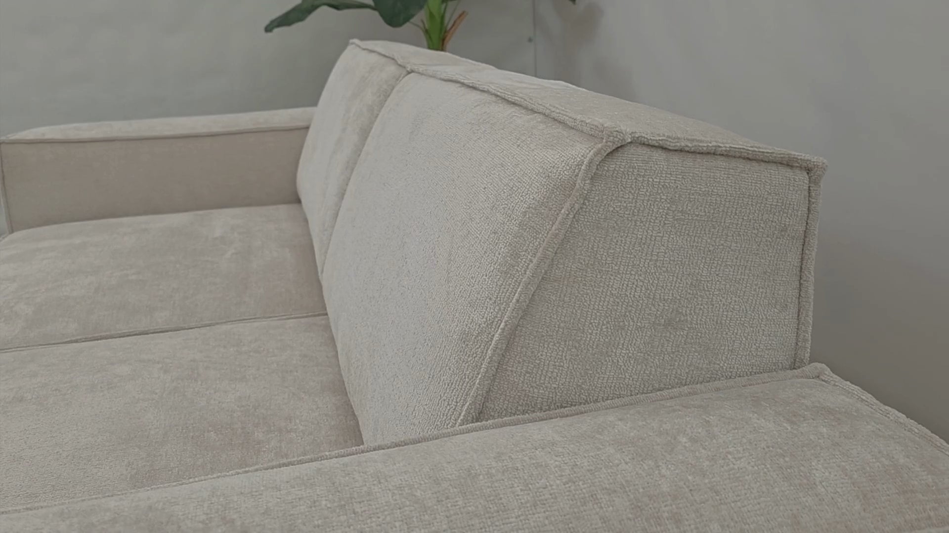 Vidéo de présentation du canapé droit Beaux-Arts en tissu chenille beige, filmé en studio photo. Cette démonstration met en avant le design, les proportions, les accoudoirs et la qualité du revêtement.