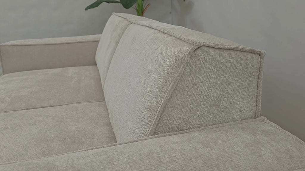 Vidéo de présentation du canapé droit Beaux-Arts en tissu chenille beige, filmé en studio photo. Cette démonstration met en avant le design, les proportions, les accoudoirs et la qualité du revêtement.