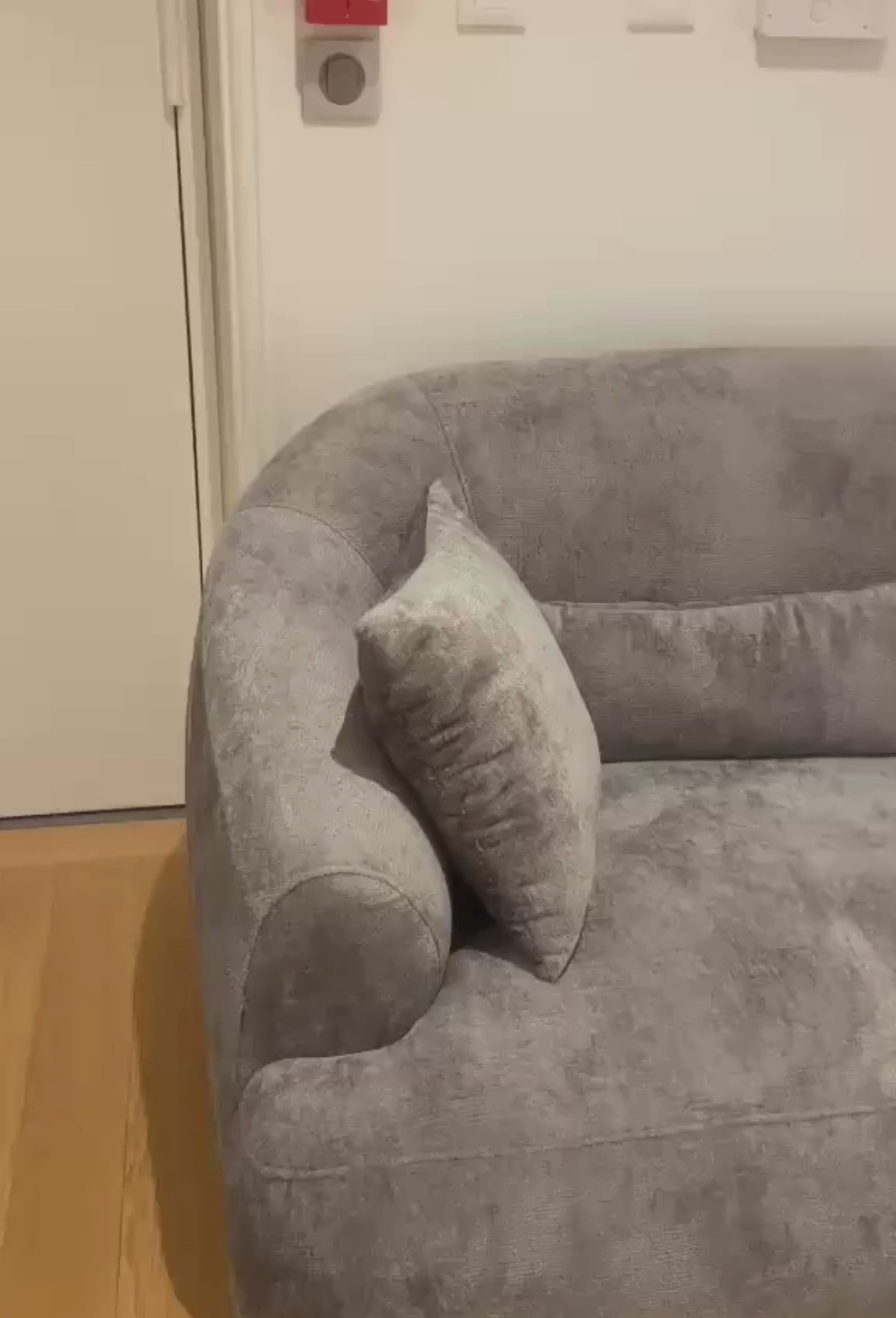 Vidéo retour client du canapé droit Calais en tissu chenille gris de chez Paname Avenue dans leur espace de travail