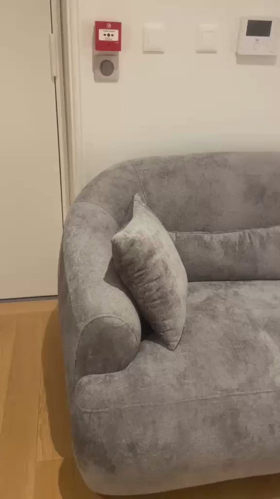 Vidéo retour client du canapé droit Calais en tissu chenille gris de chez Paname Avenue dans leur espace de travail
