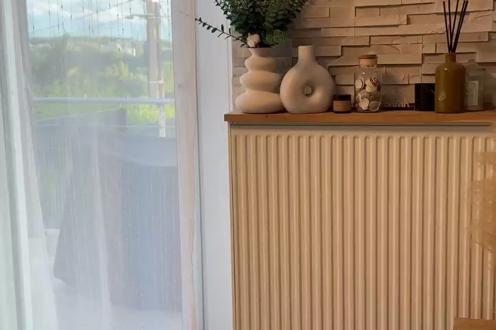 Vidéo d'une cliente filmant dans son salon le canapé d'angle Sainte-Croix en tissu chenille beige de chez Paname 