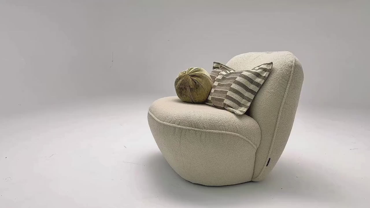 Vidéo de présentation du fauteuil Louvre en tissu bouclette beige, filmé en studio photo. Cette démonstration met en avant le design, les proportions, les accoudoirs et la qualité du revêtement.