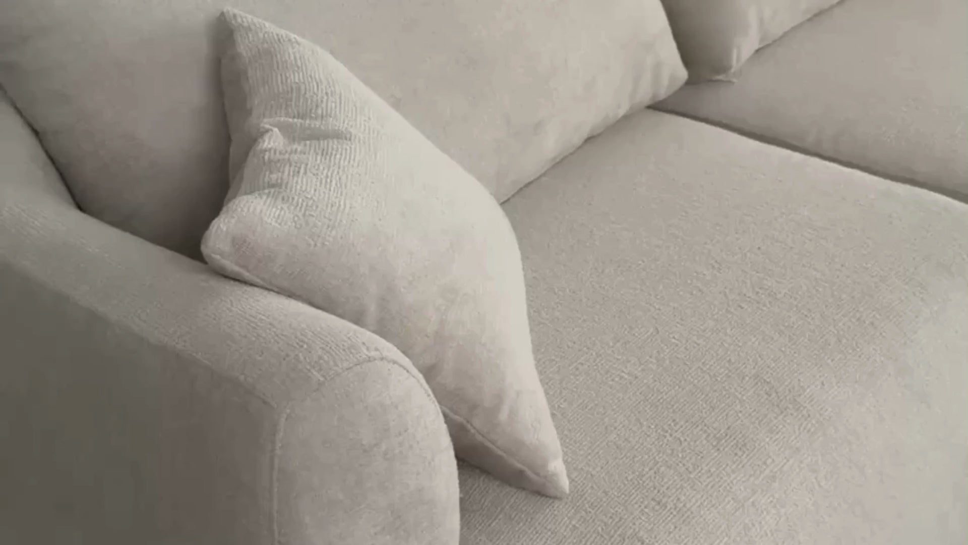 Vidéo de présentation du canapé d'angle Lepic en tissu chenille beige, filmé en studio photo. Cette démonstration met en avant le design, les proportions, les accoudoirs et la qualité du revêtement.
