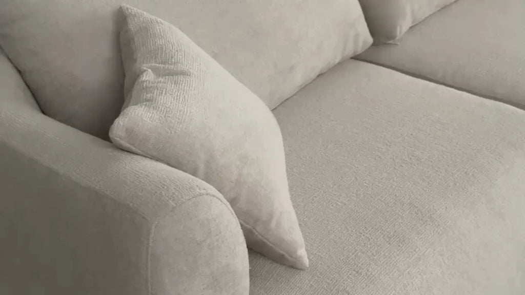 Vidéo de présentation du canapé d'angle Lepic en tissu chenille beige, filmé en studio photo. Cette démonstration met en avant le design, les proportions, les accoudoirs et la qualité du revêtement.