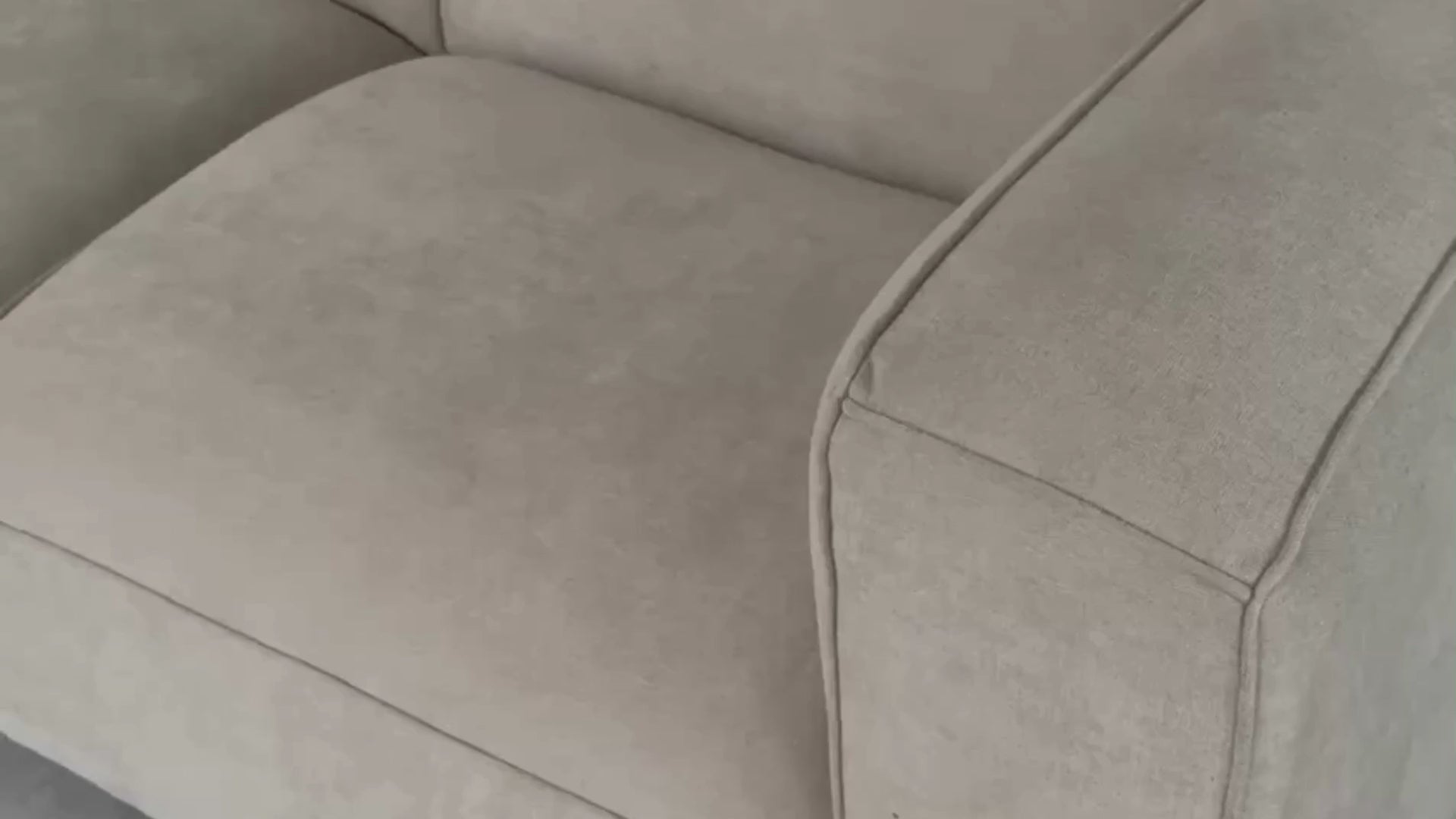 Vidéo de présentation du canapé droit Poulbot en tissu velours lisse taupe, filmé en studio photo. Cette démonstration met en avant le design, les proportions, les accoudoirs et la qualité du revêtement.