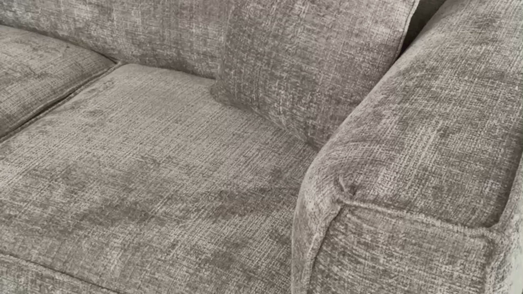 Vidéo de présentation du canapé droit Abbesses en tissu chenille taupe, filmé en studio photo. Cette démonstration met en avant le design, les proportions, les accoudoirs et la qualité du revêtement.
