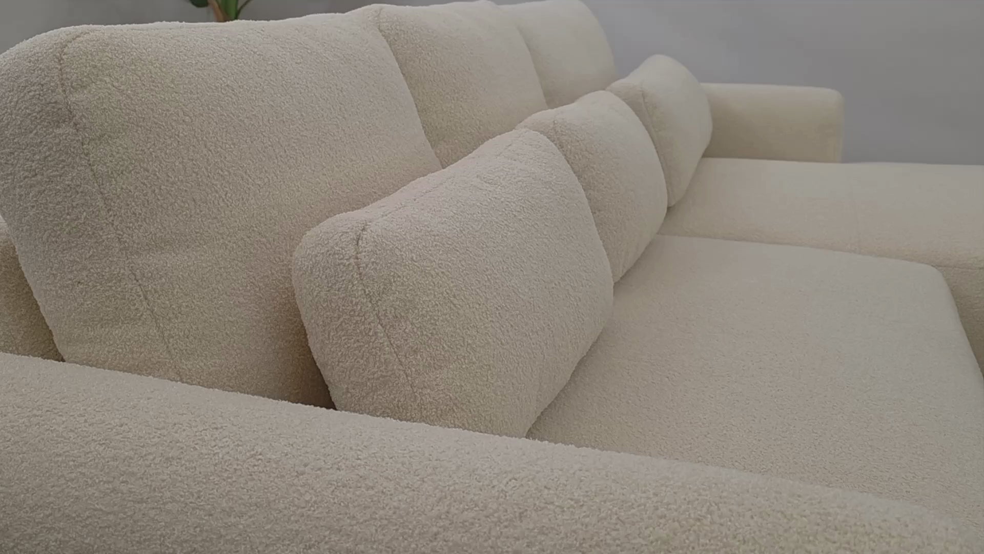 Vidéo de présentation du canapé d'angle Aboukir en tissu chenille beige, filmé en studio photo. Cette démonstration met en avant le design, les proportions, les accoudoirs et la qualité du revêtement.