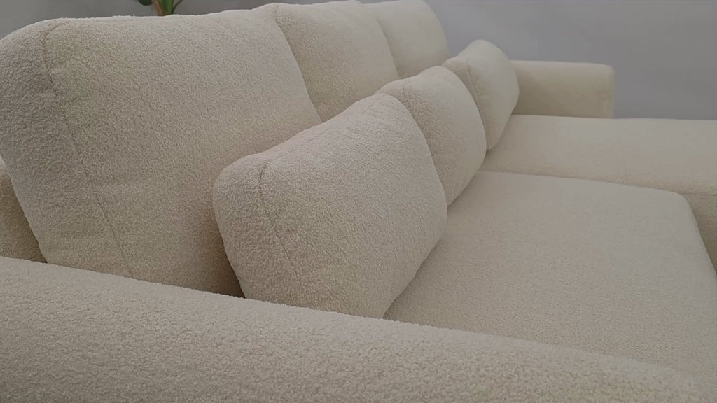 Vidéo de présentation du canapé d'angle Aboukir en tissu chenille beige, filmé en studio photo. Cette démonstration met en avant le design, les proportions, les accoudoirs et la qualité du revêtement.