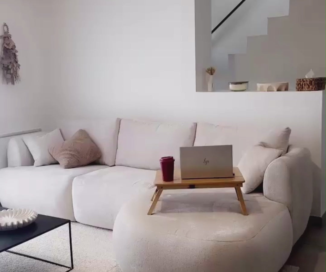 Vidéo d'une cliente se filmant dans son salon avec le canapé d'angle Lepic en beige de chez Paname Avenue 