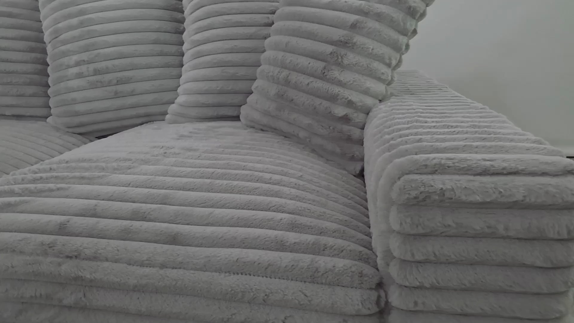 Vidéo de présentation du canapé droit Poissonnière en tissu gros velours côtelé gris, filmé en studio photo. Cette démonstration met en avant le design, les proportions, les accoudoirs et la qualité du revêtement.