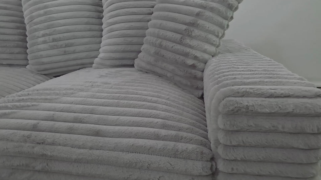 Vidéo de présentation du canapé droit Poissonnière en tissu gros velours côtelé gris, filmé en studio photo. Cette démonstration met en avant le design, les proportions, les accoudoirs et la qualité du revêtement.