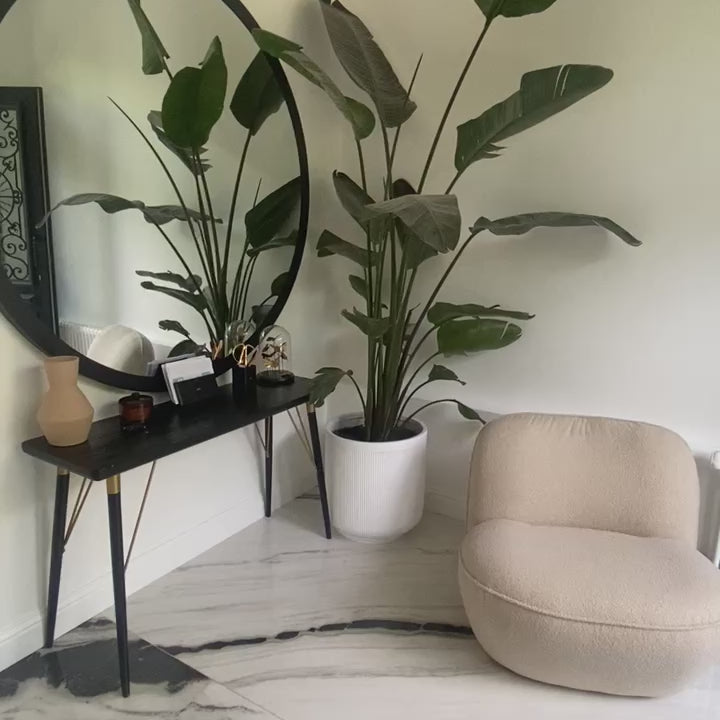 Vidéo d'une cliente filmant son sas d'entrée avec le fauteuil Louvre de chez Paname Avenue en tissu bouclette beige dans une ambiance contemporaine et végétale.
