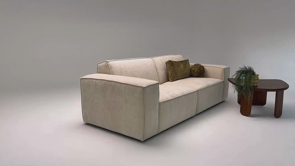 Vidéo de présentation du canapé droit Gabrielle en tissu chenille beige, filmé en studio photo. Cette démonstration met en avant le design, les proportions, les accoudoirs et la qualité du revêtement.