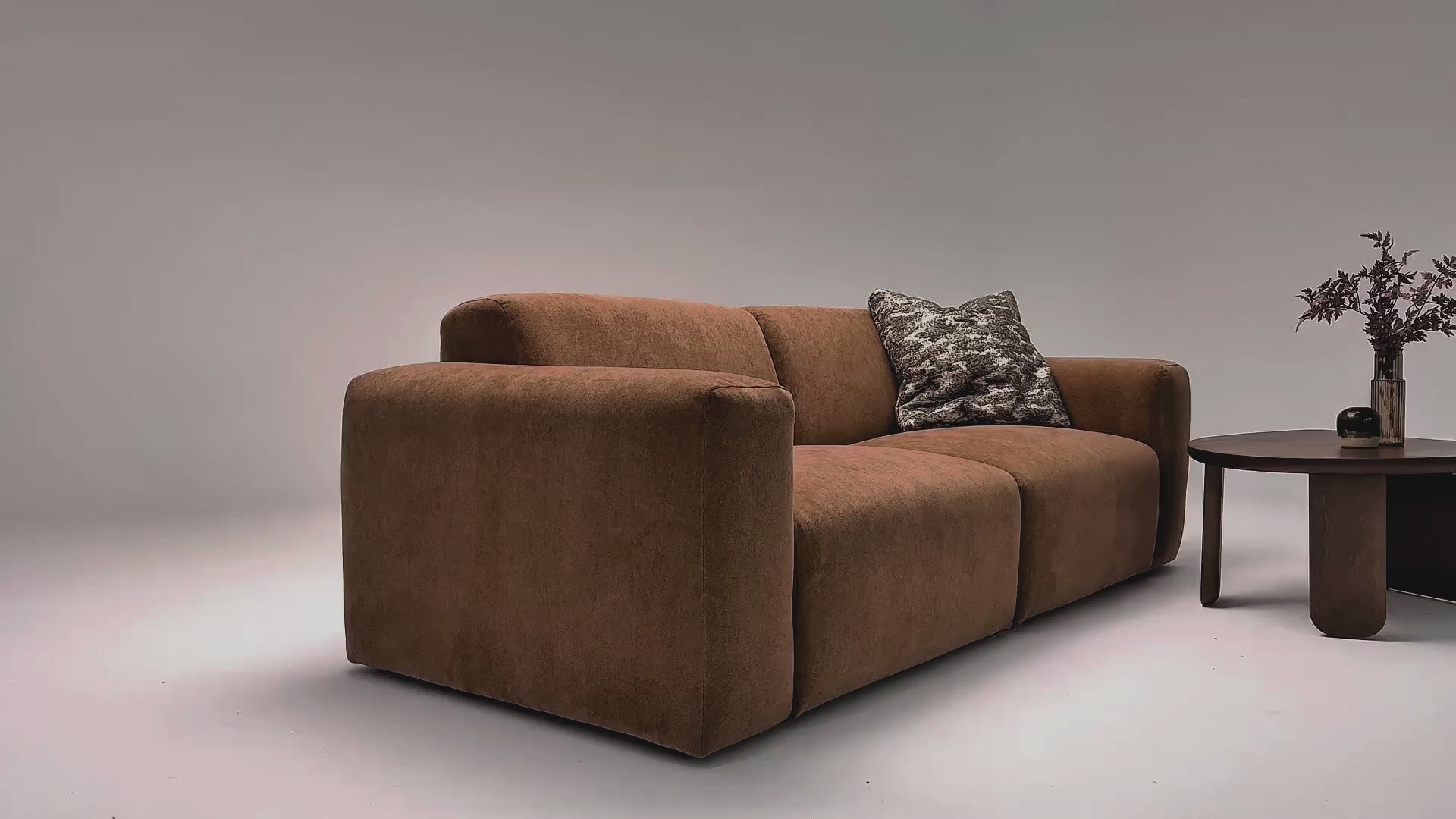 Vidéo de présentation du canapé droit Seine en tissu chenille terracotta, filmé en studio photo. Cette démonstration met en avant le design, les proportions, les accoudoirs et la qualité du revêtement.