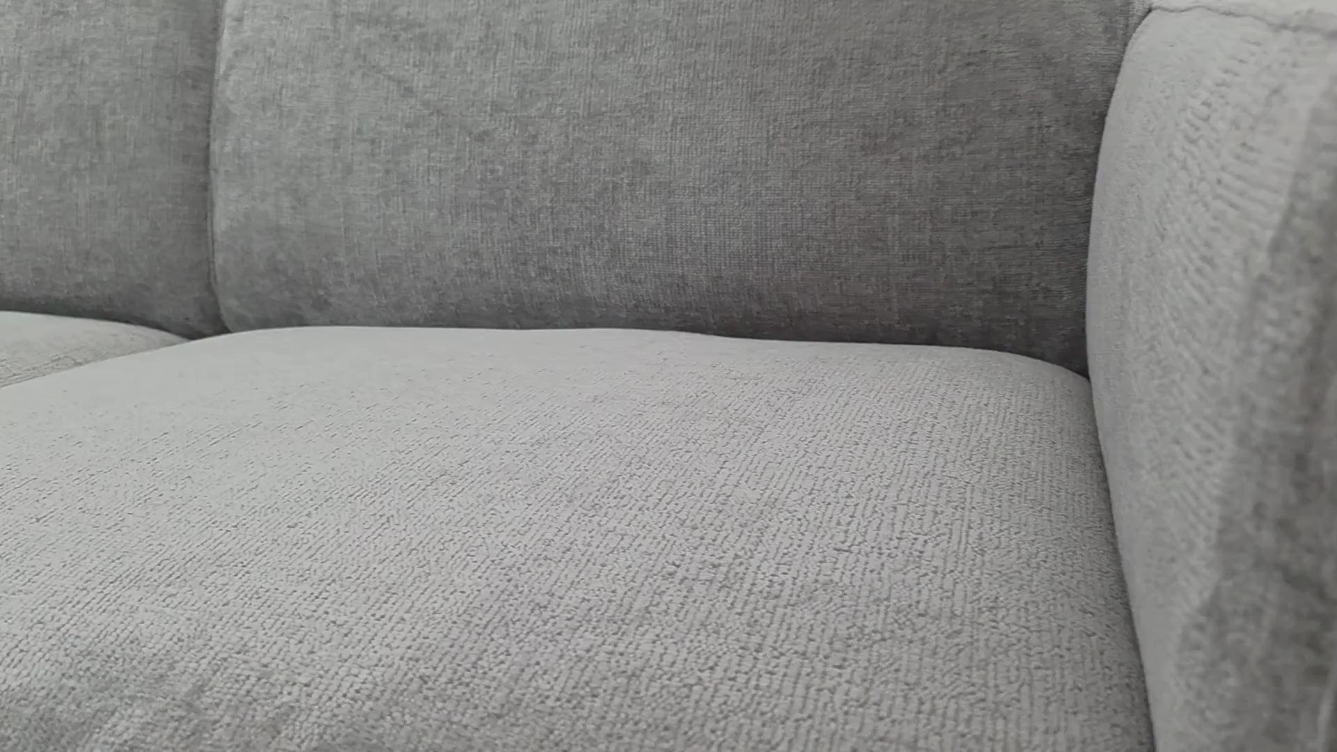 Vidéo de présentation du canapé droit Clery en tissu chenille gris, filmé en studio photo. Cette démonstration met en avant le design, les proportions, les accoudoirs et la qualité du revêtement.
