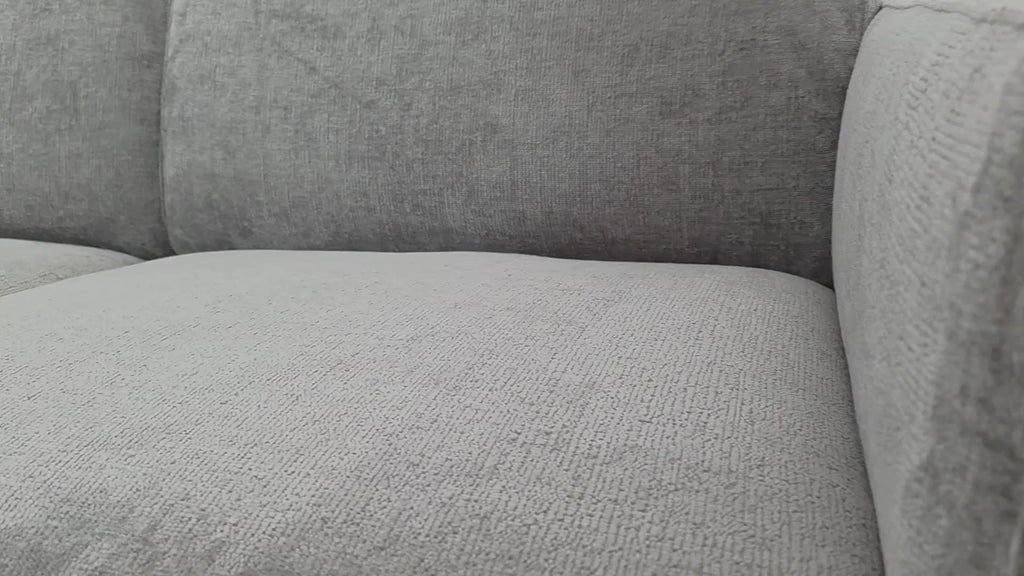 Vidéo de présentation du canapé droit Clery en tissu chenille gris, filmé en studio photo. Cette démonstration met en avant le design, les proportions, les accoudoirs et la qualité du revêtement.